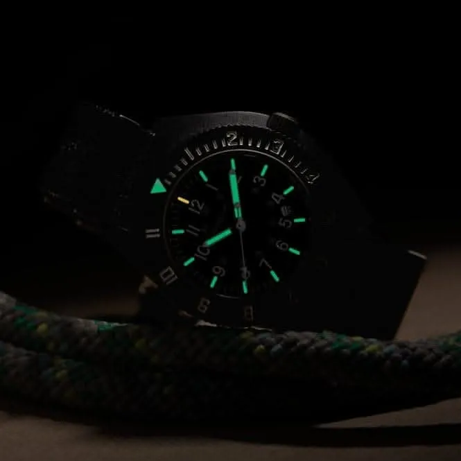 Navigateur Noir MaraGlo™ de 41 mm avec Date (NAV-DM) Montre en Nylon Ballistique