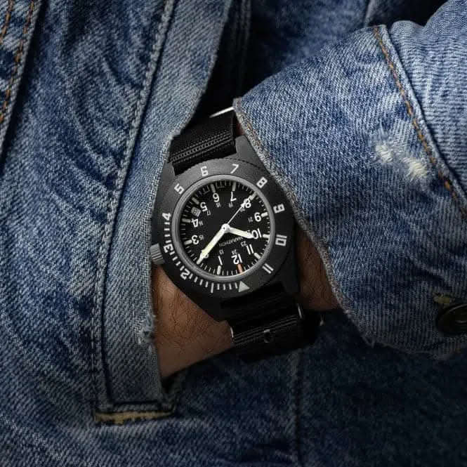 Montre 41mm MaraGlo™ Black Navigator avec date (NAV-DM) en nylon DEFSTAN