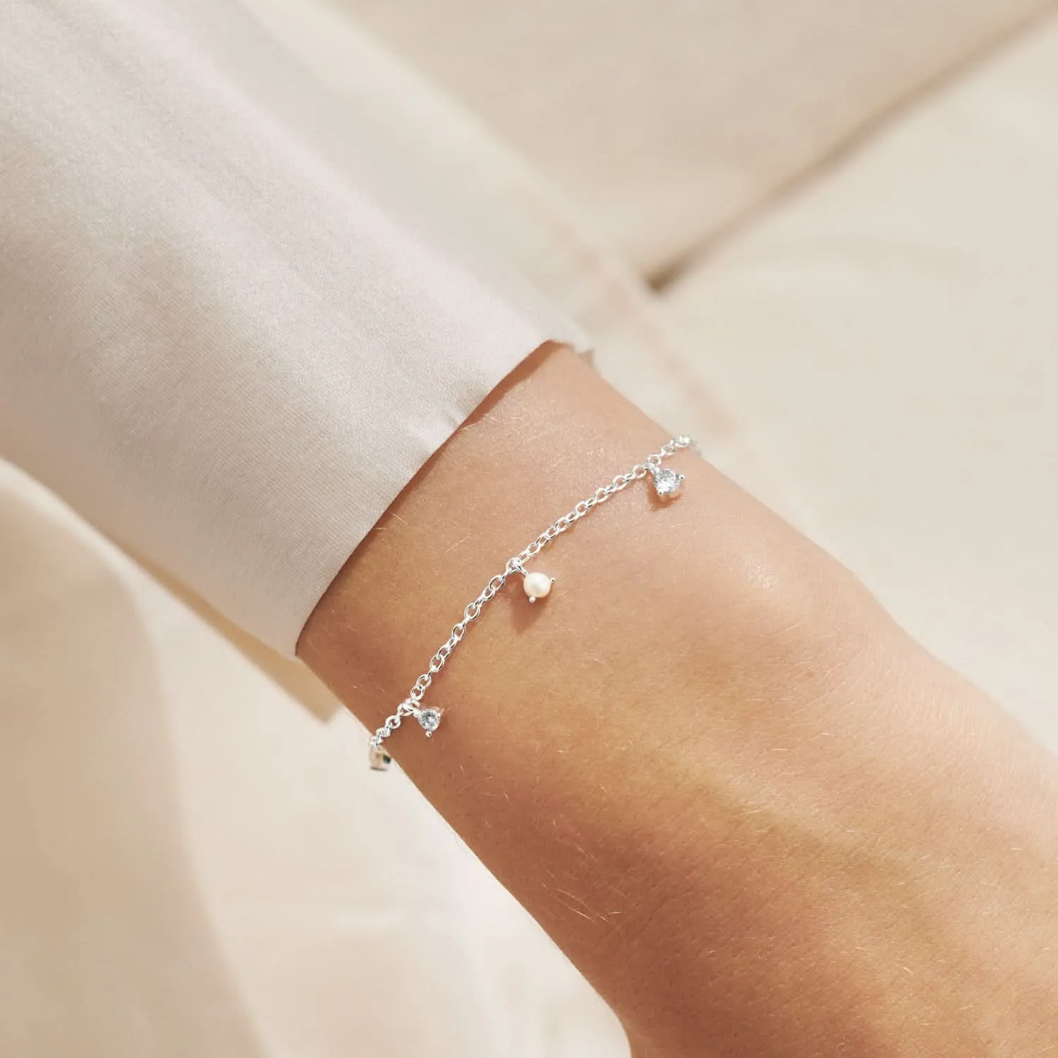 Bracelet en argent plaqué 7837 avec charmes en zircone cubique Halo Pearl et perles - Joma Jewellery