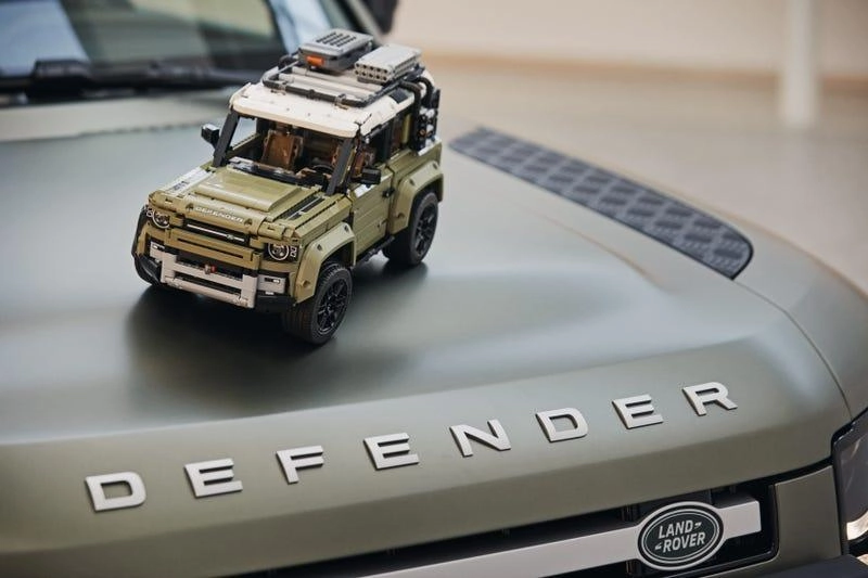 LEGO TECHNIC 42110 Land Rover Defender Off Roader 4x4 Car Toy