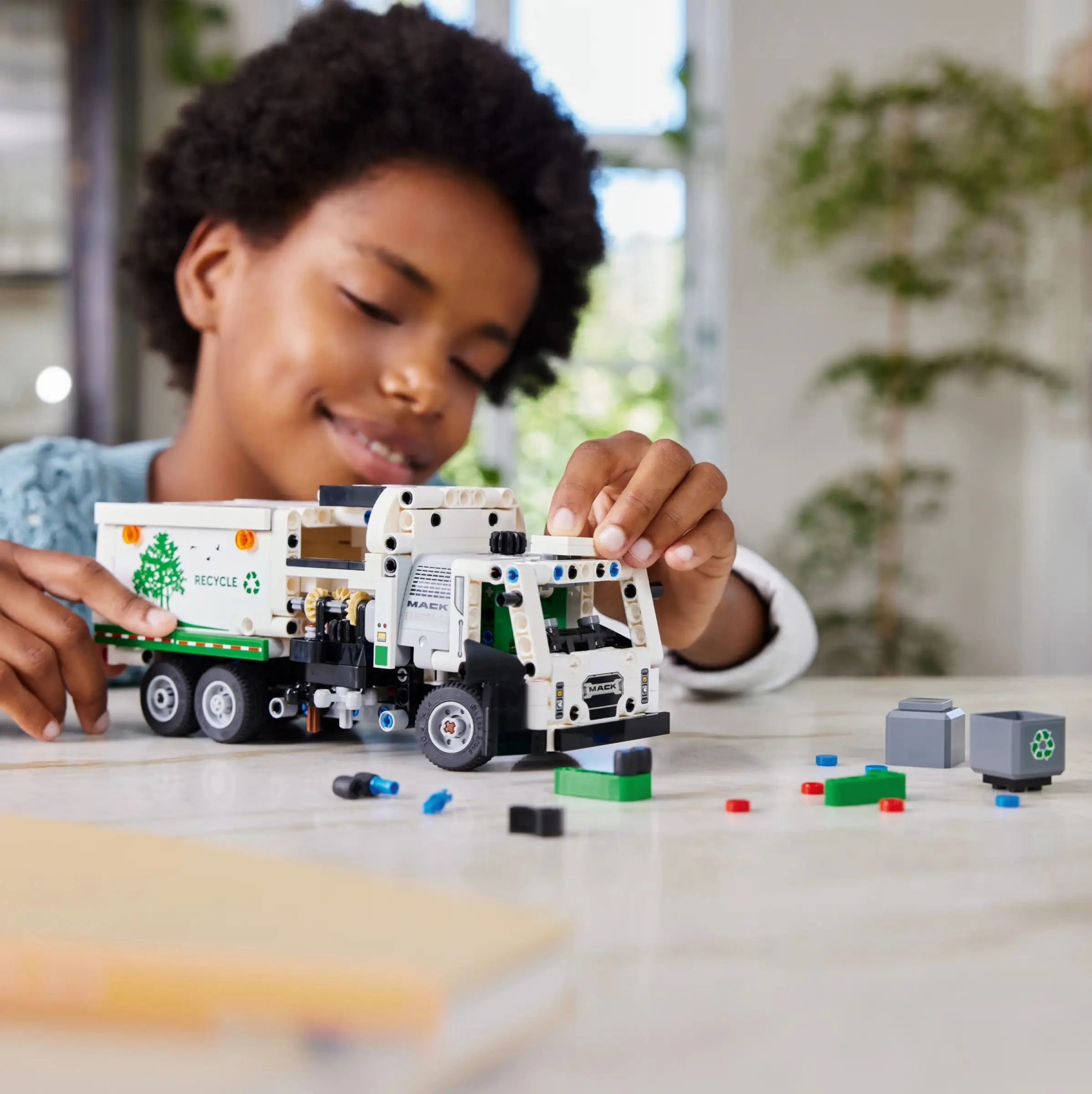 LEGO TECHNIC 42167 Mack LR Electric Garbage Truck