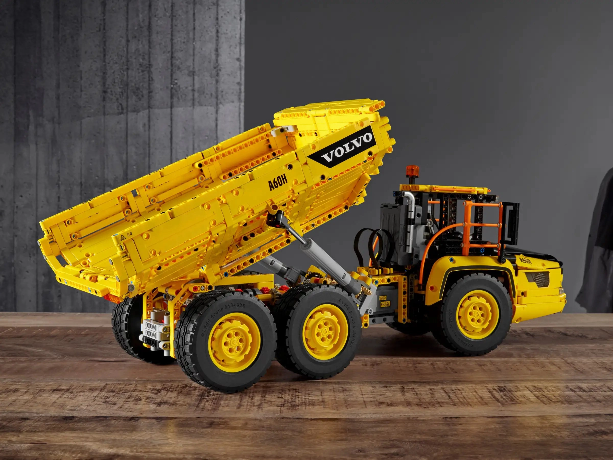 LEGO TECHNIC 6x6 Volvo Articulated Haulier 42114