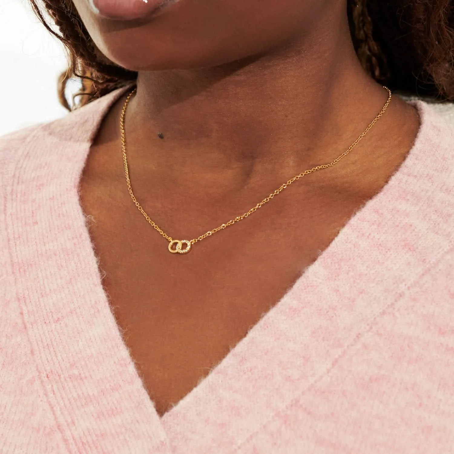 Collier en or plaqué avec mini-charmes et cercles pavés enchaînés 7636 Joma Jewellery