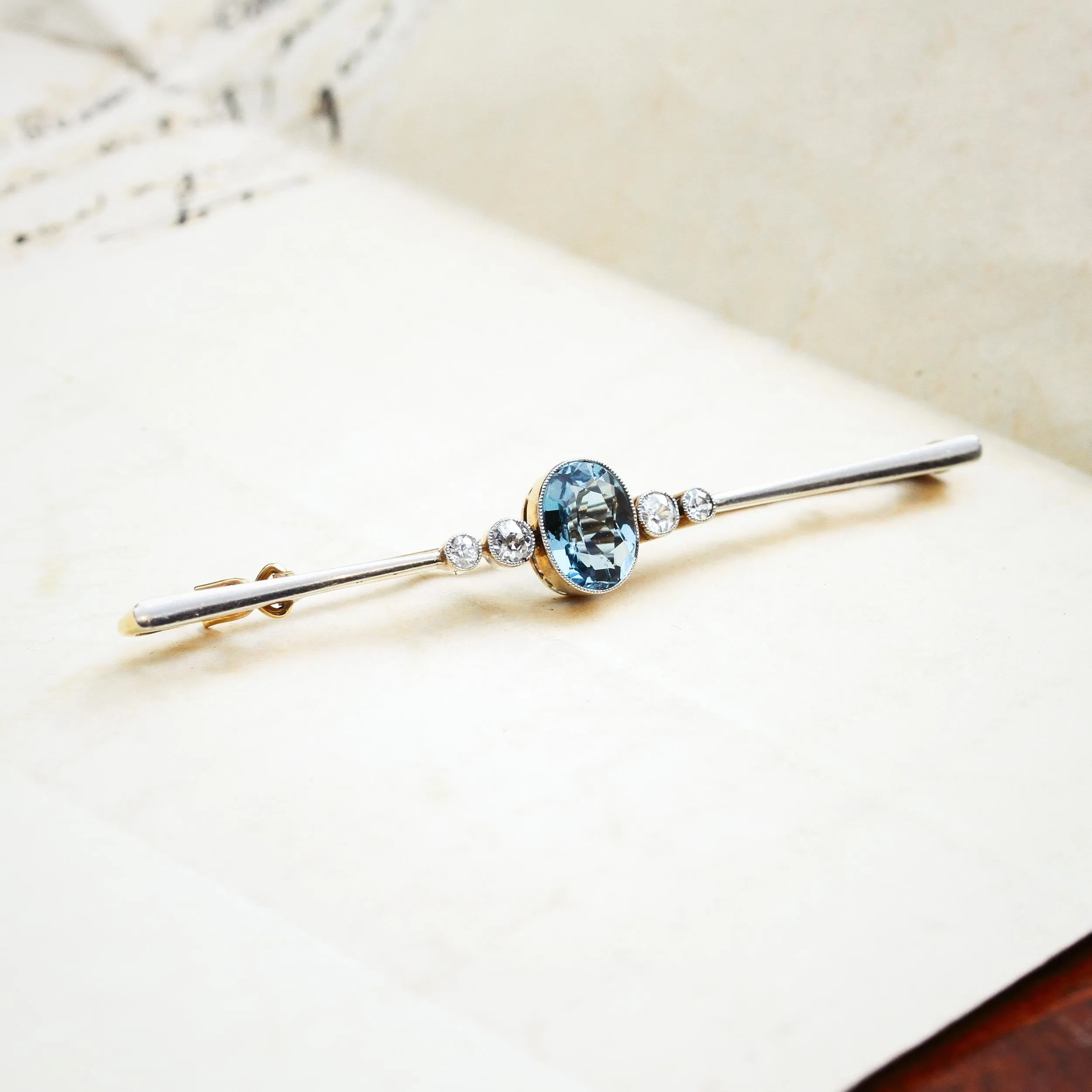 Broche barre en aigue-marine antique impeccable et diamants