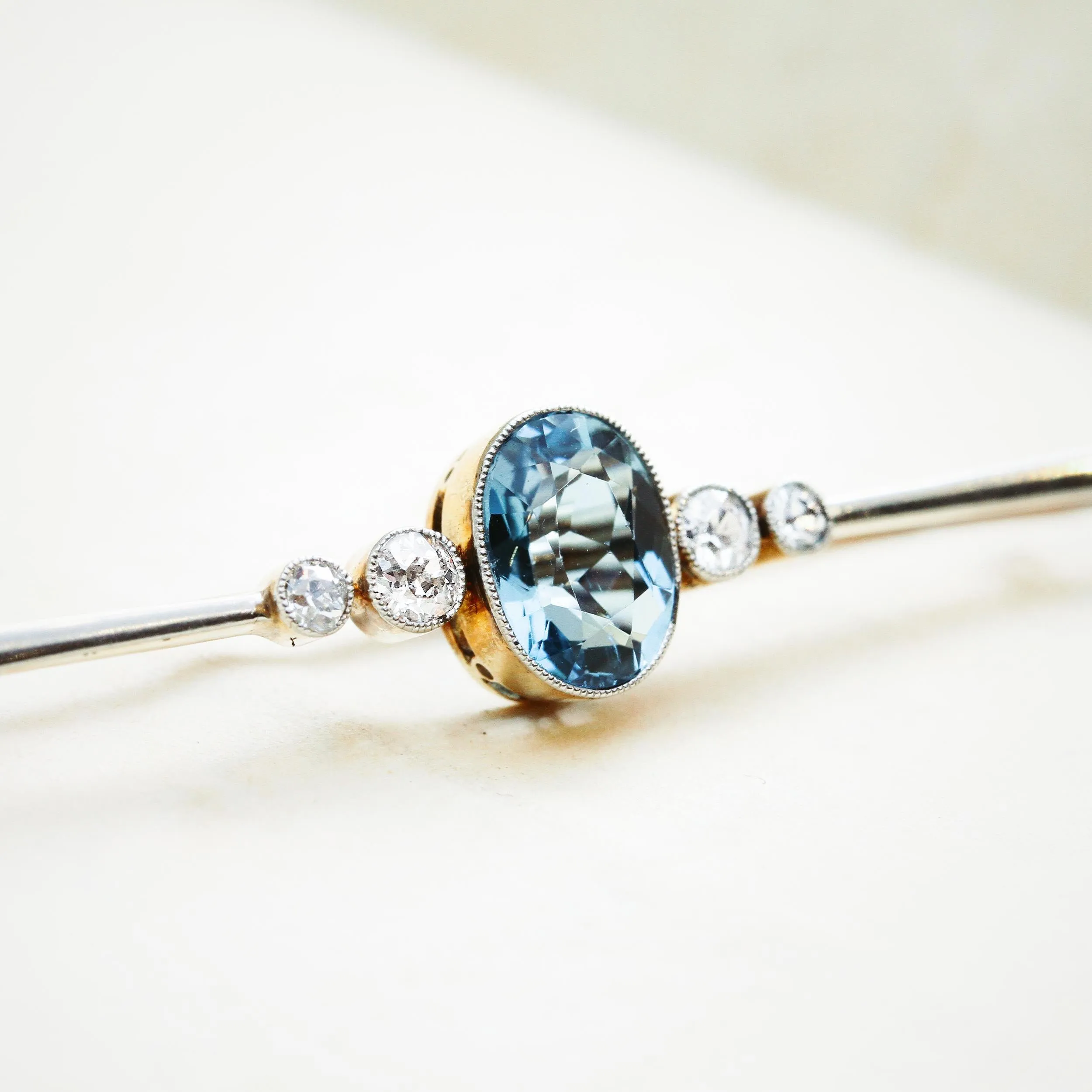 Broche barre en aigue-marine antique impeccable et diamants