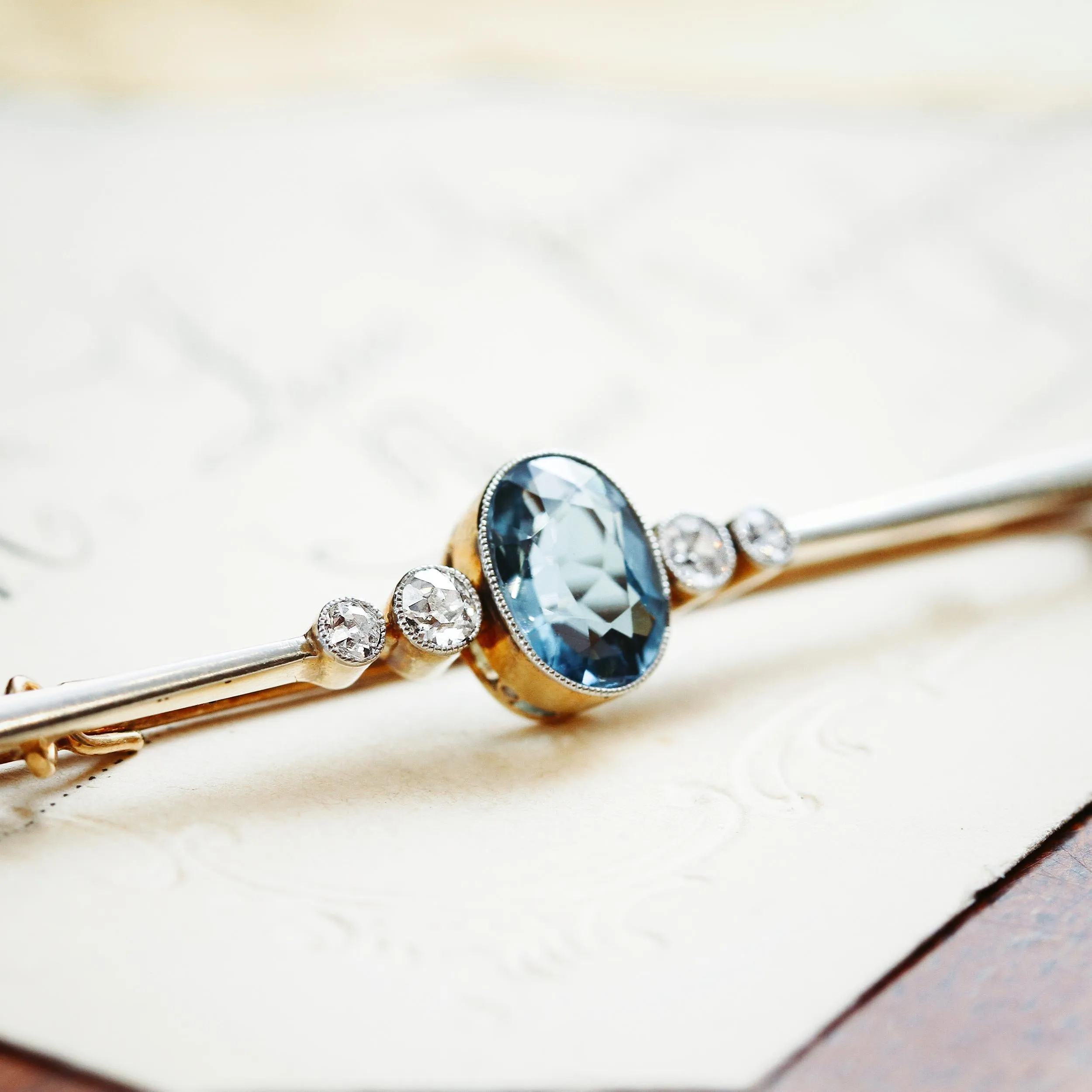 Broche barre en aigue-marine antique impeccable et diamants