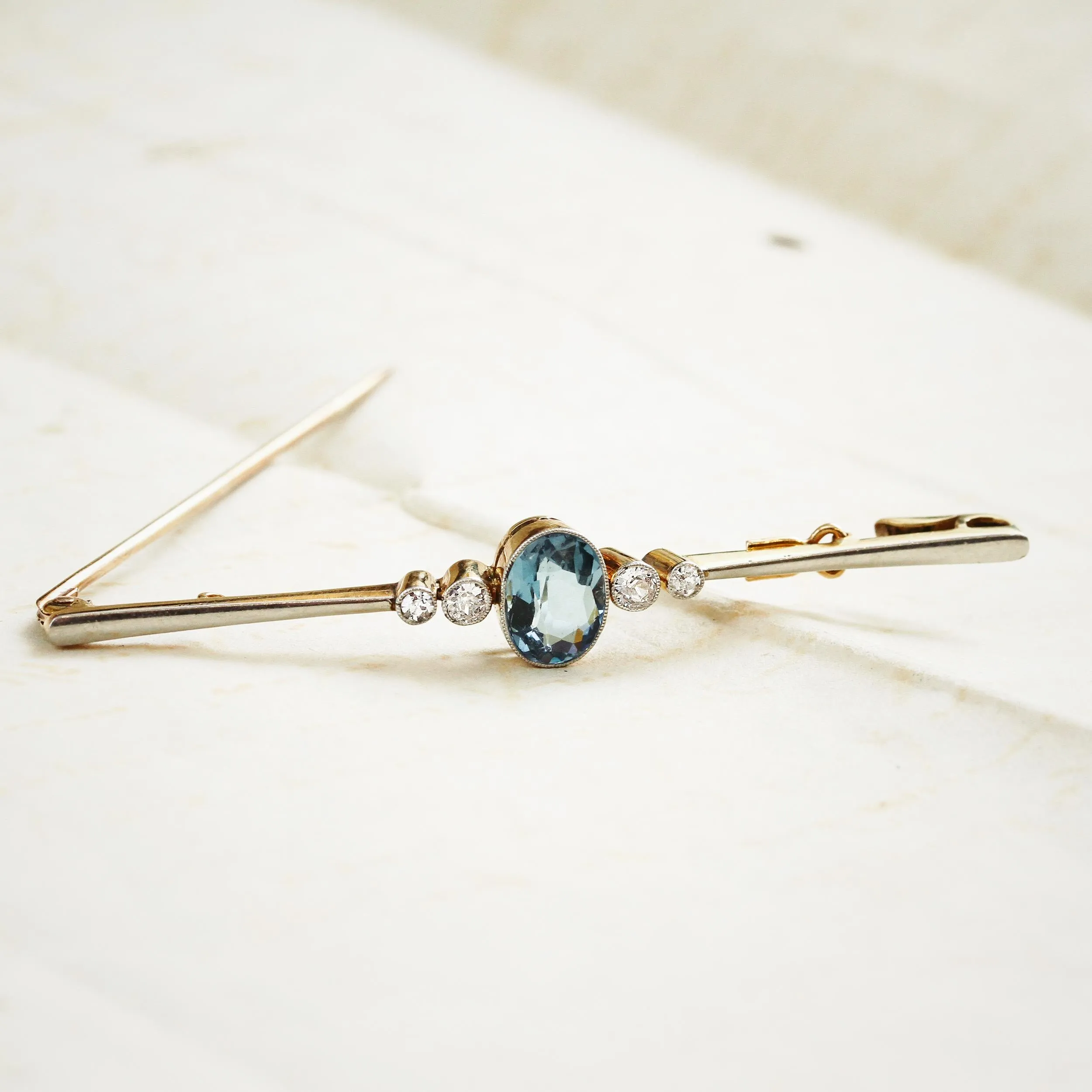 Broche barre en aigue-marine antique impeccable et diamants