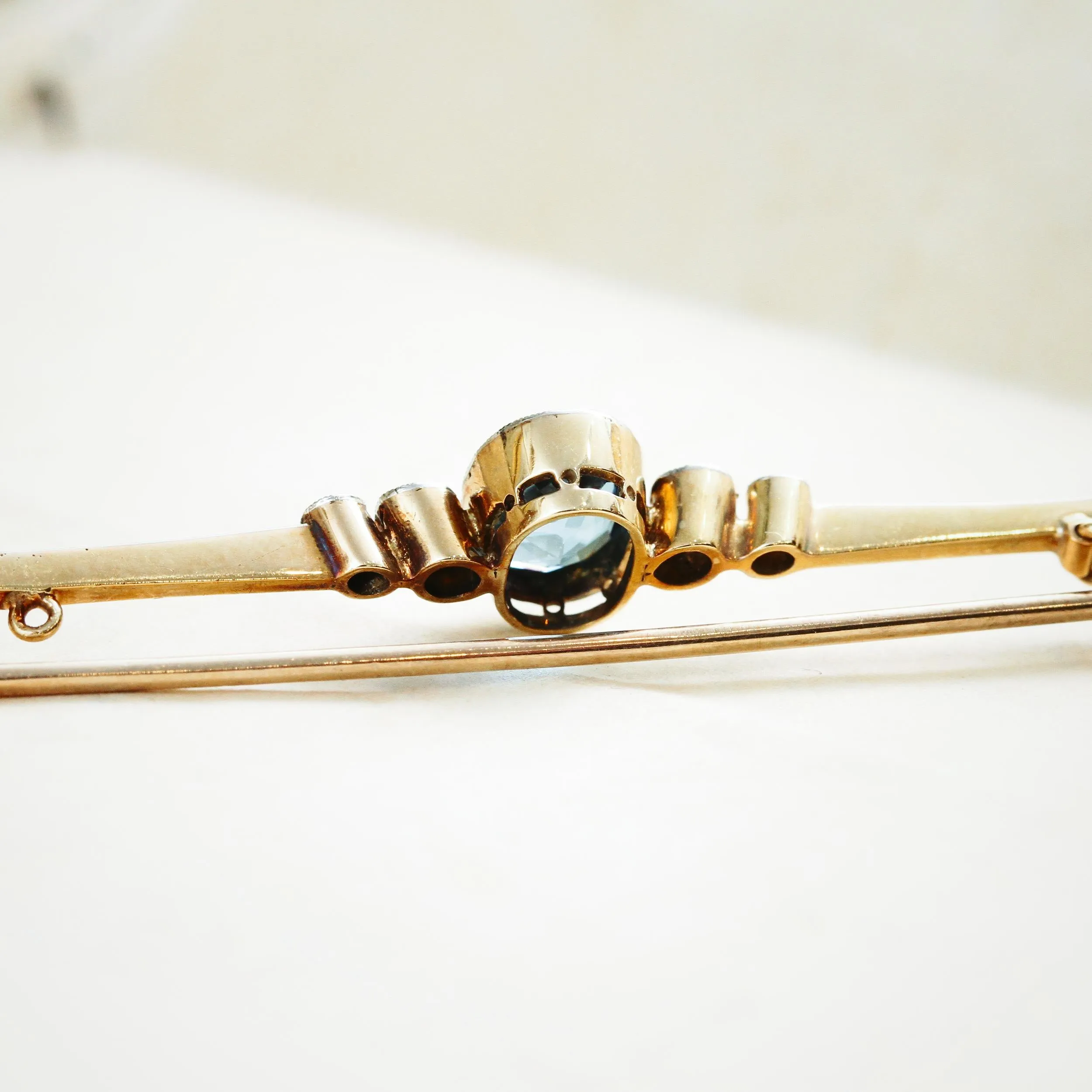 Broche barre en aigue-marine antique impeccable et diamants