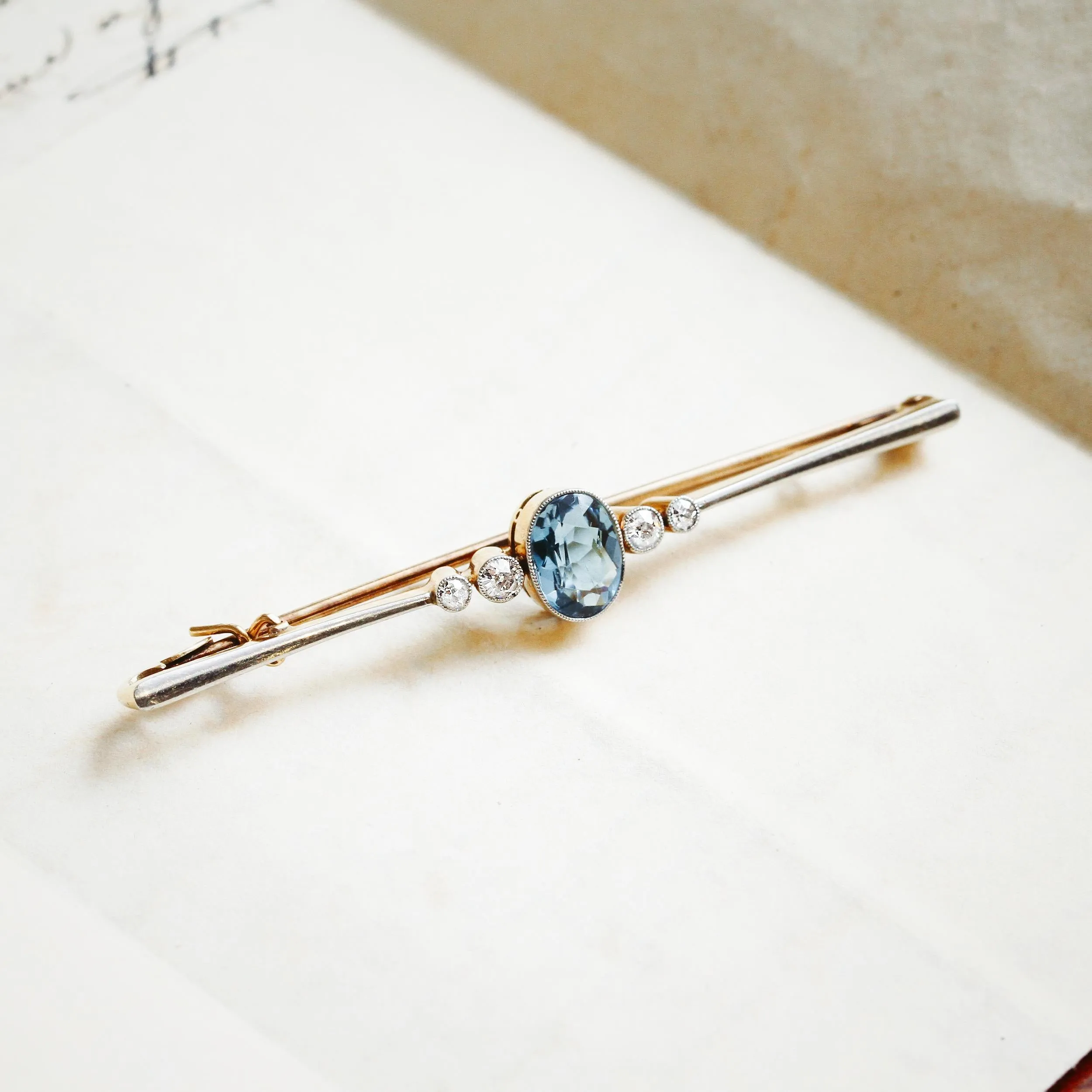 Broche barre en aigue-marine antique impeccable et diamants
